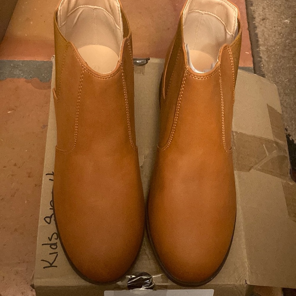 NIB Kids rounded toe boot size 4 - Picture 2 of 6